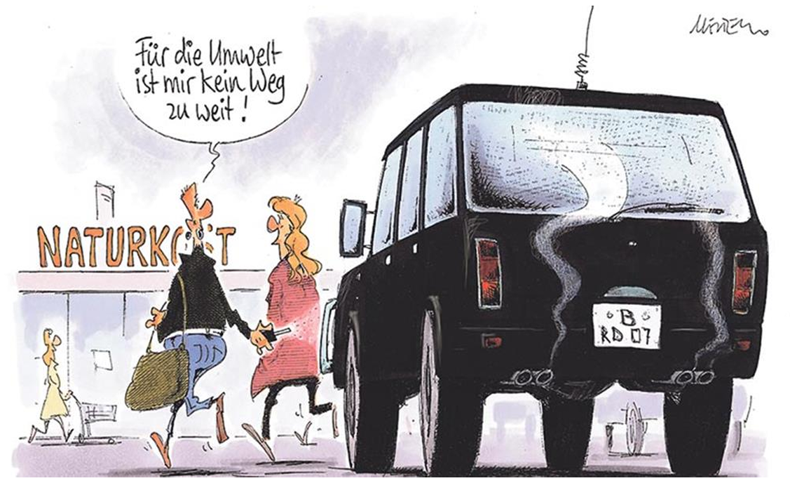 Cartoon: Paar geht zum Naturkostladen, neben ihnen ein großer SUV bläst Abgase; Sprechblase: "Für die Umwelt ist mir kein Weg zu weit!"